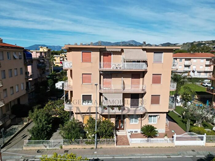 Appartamento quadrilocale in vendita in Via Gerolamo Rossi, Bordighera
