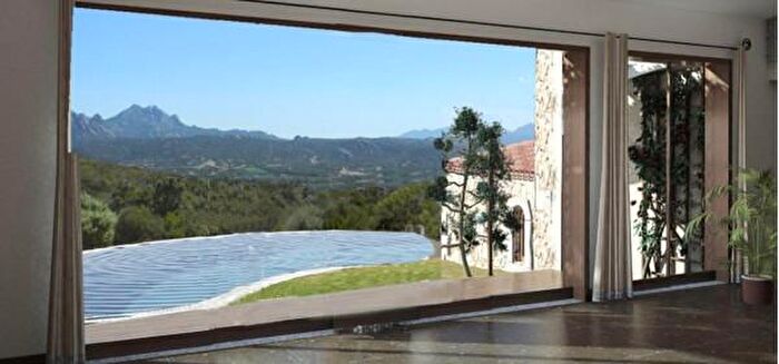 Casa con 6 locali in vendita in Arzachena