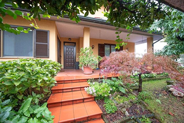 Casa quadrilocale in vendita in Via Rossini, Lainate