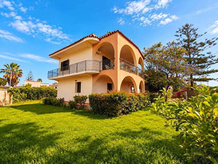 Casa con 6 locali in affitto in via lago maggiore, Fontane Bianche, Siracusa