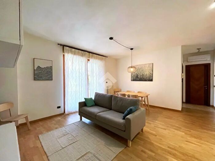 Appartamento trilocale in affitto in Via Federico Confalonieri, Milano