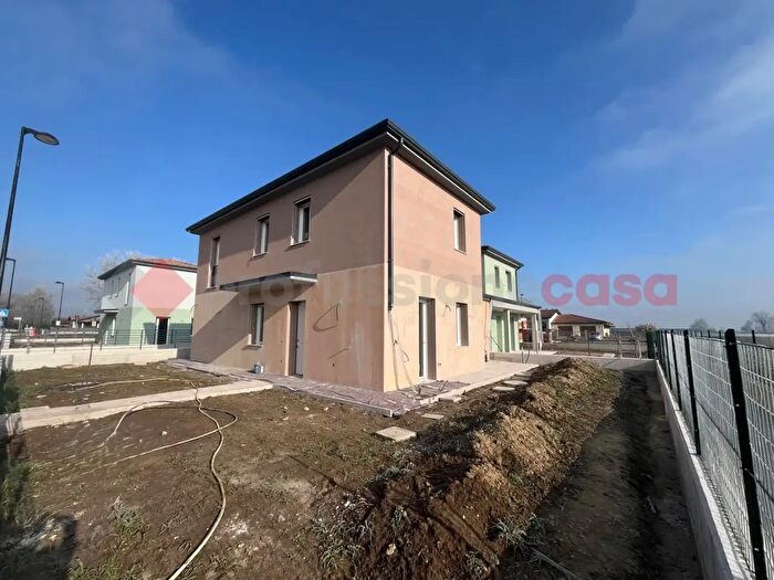 Casa con 5 locali in vendita in Erbe