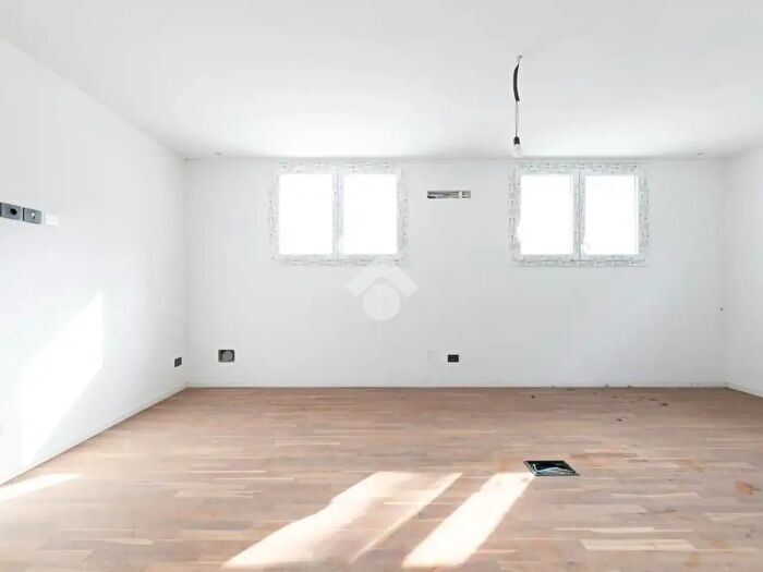 Appartamento con 6 locali in vendita in Via del Tuscolano, Bologna