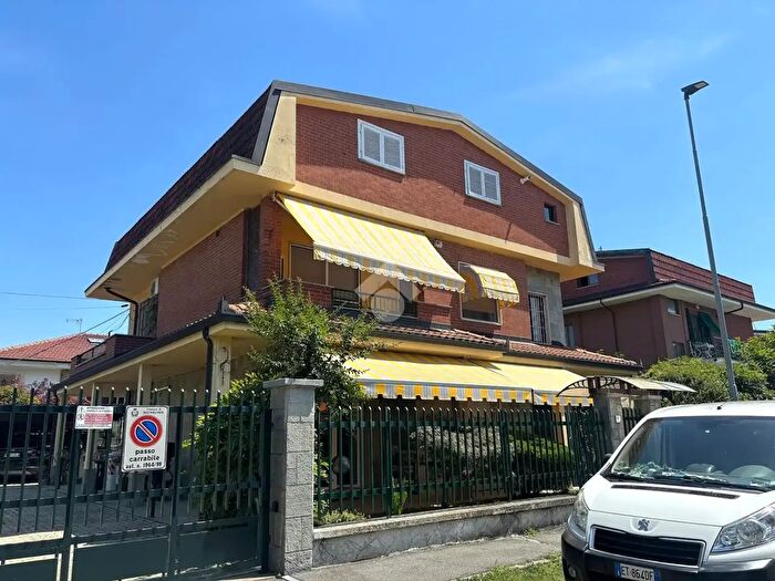 Casa con 13 locali in vendita in Via Dante Alighieri, Nichelino