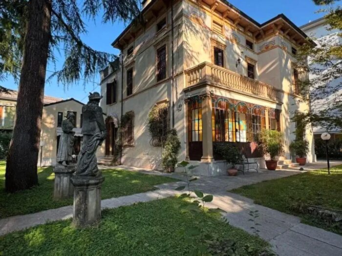 Casa con 6 locali in vendita in Verona