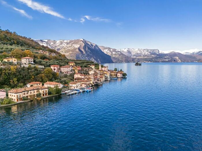 Casa con 18 locali in vendita in Monte Isola