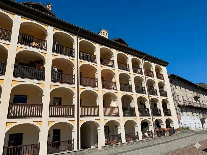 Appartamento con 5 locali in vendita in Villaggio Rovarey d, Quart