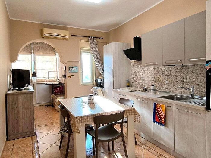 Appartamento trilocale in vendita in Via Azolino Hazon, Palermo