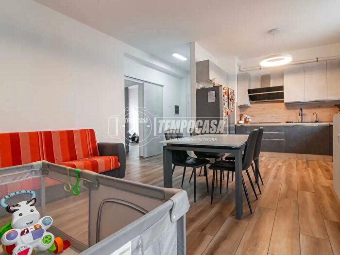 Appartamento trilocale in vendita in Via Giuseppe Garibaldi, Origgio