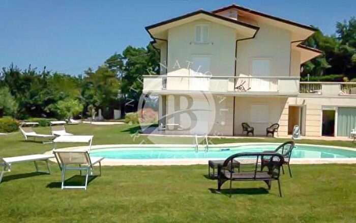 Casa con 6 locali in vendita in Montelabbate