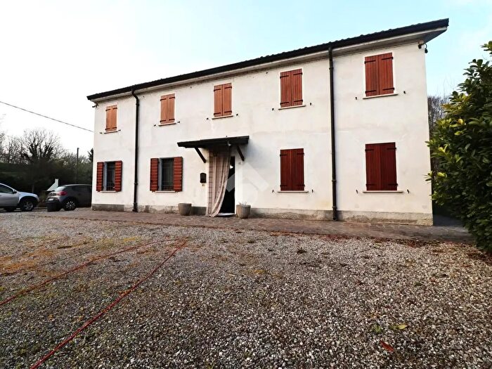 Casa con 8 locali in vendita in Str Riviera Mincio, Mantova
