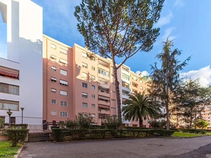 Appartamento trilocale in vendita in Via Tazio Nuvolari, Roma