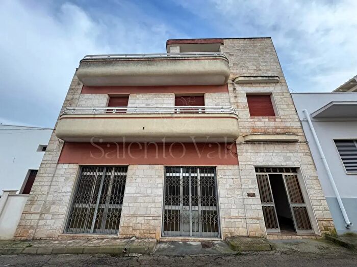 Casa con 6 locali in vendita in Via Montecassino, Parabita