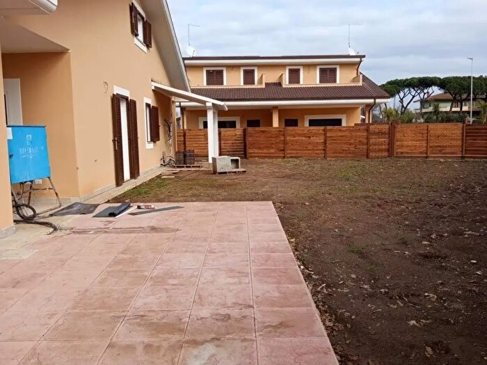 Casa quadrilocale in vendita in Via della Luna, Ladispoli