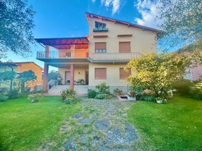 Casa con 6 locali in vendita in Seravezza