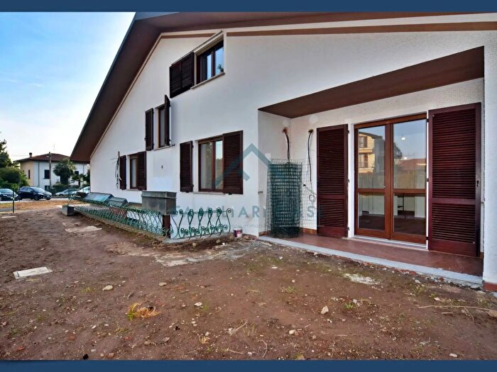 Casa quadrilocale in vendita in Via Indipendenza, Venegono Superiore