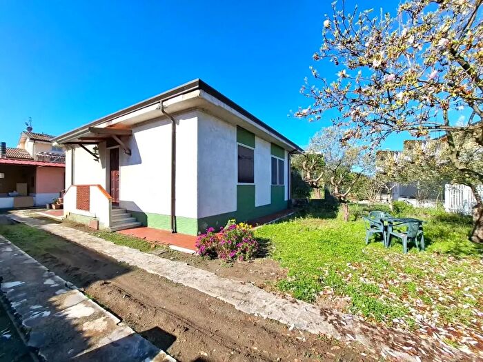 Casa con 10 locali in vendita in Carrara