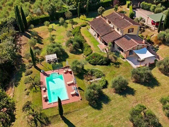 Casa con 10 locali in vendita in Cortona