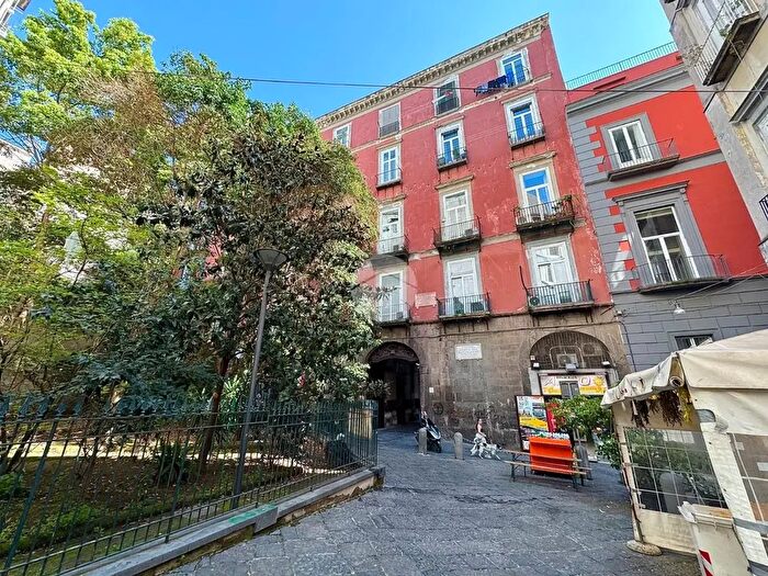 Appartamento bilocale in vendita in Via Atri, Napoli