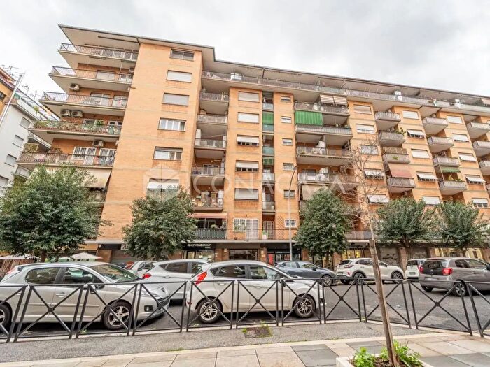 Appartamento trilocale in vendita in Via Flavio Stilicone, Roma