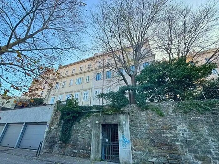 Appartamento trilocale in vendita in Via Francesco Crispi, Trieste