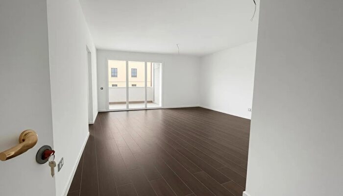 Appartamento trilocale in vendita in Via Paullo, Parma