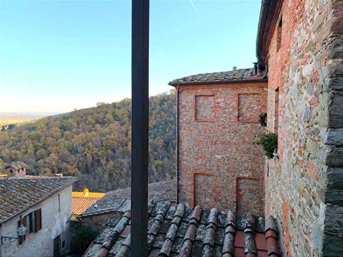 Casa con 6 locali in vendita in Via Verdi, Sinalunga