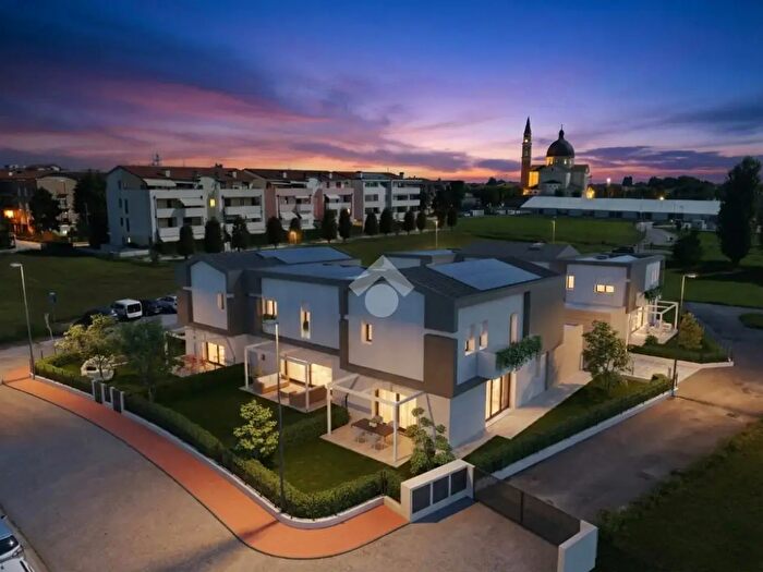 Casa con 5 locali in vendita in Via Monsignor Giuseppe Arena, Sandrigo