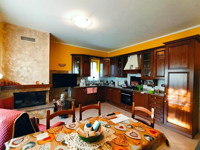 Casa quadrilocale in vendita in Luni