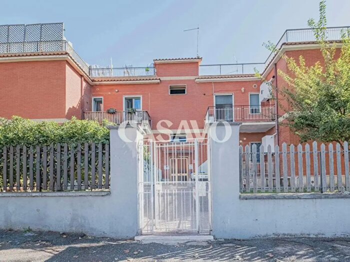 Appartamento trilocale in vendita in Via di Saponara, Roma