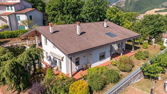 Casa con 6 locali in vendita in Via Timoteo Viti, Cagli