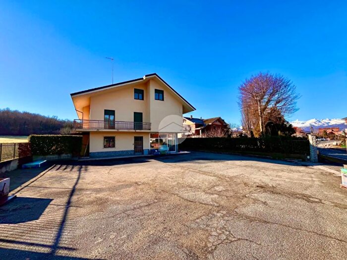 Casa con 10 locali in vendita in Via Rivoli, Rosta