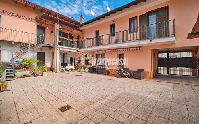 Appartamento trilocale in vendita in Via Braia, Biandrate