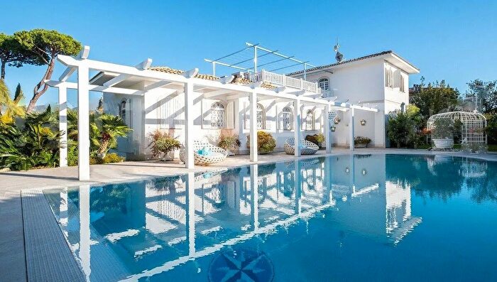 Casa con 14 locali in vendita in Forte Dei Marmi