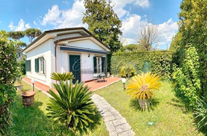 Casa quadrilocale in vendita in Via Lorenzo De Medici, Forte Dei Marmi