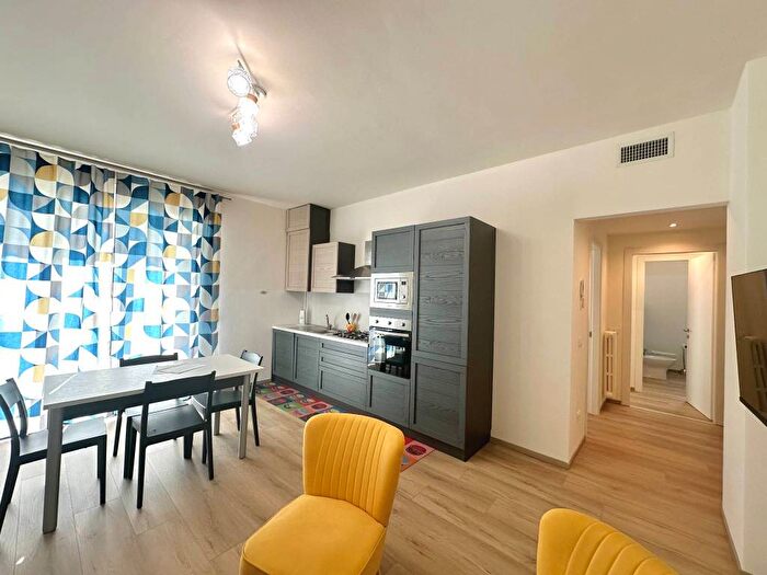 Appartamento trilocale in affitto in Via Italia, Centro, Arona