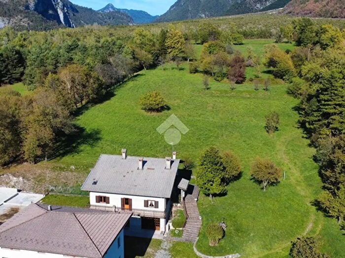 Casa con 7 locali in vendita in Via Rivoli Bianchi, Tolmezzo