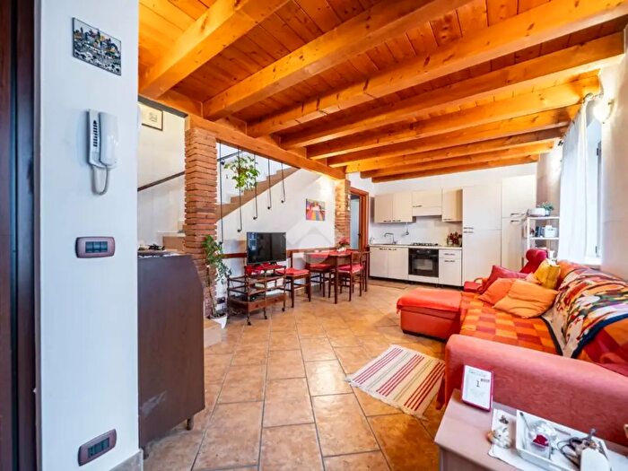 Appartamento con 5 locali in vendita in Via Valpantena, Verona