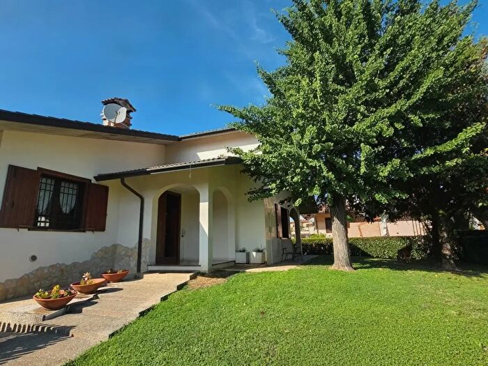 Casa con 6 locali in vendita in Viale Francesco Crispi, Costabissara