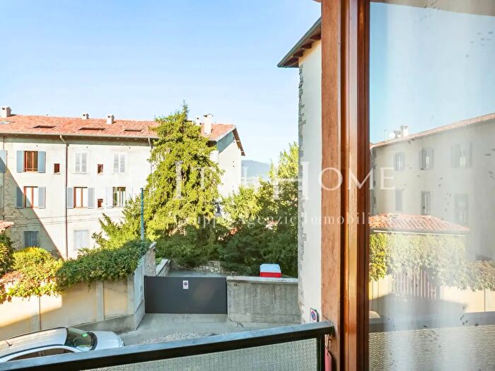 Appartamento trilocale in vendita in Via Tassis, Bergamo