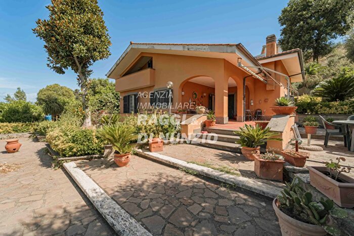 Casa con 12 locali in vendita in Via Fontanile del Piscaro, Frascati