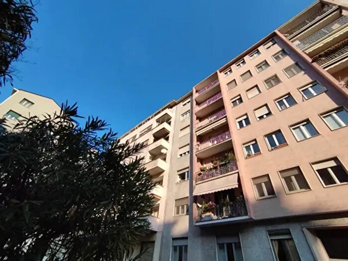 Appartamento con 6 locali in vendita in Via Montepulciano, Milano