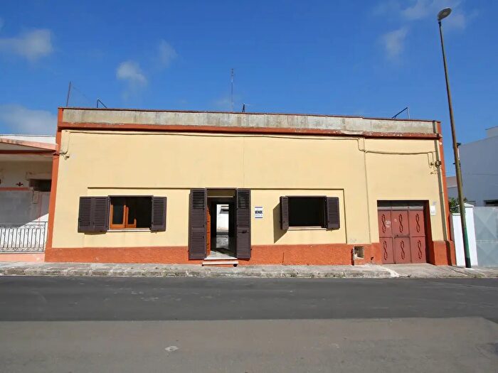 Casa quadrilocale in vendita in Via Regina Elena, PresicceAcquarica