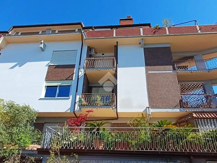 Appartamento trilocale in vendita in Via Grassano, Roma