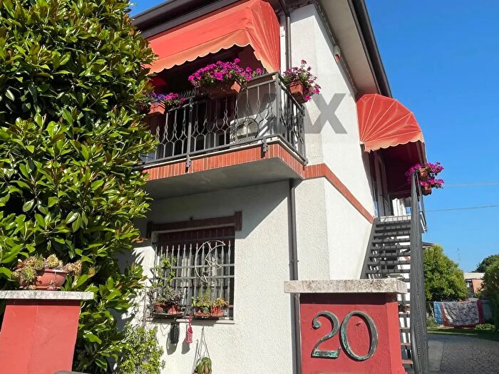 Appartamento quadrilocale in vendita in Via Guinea, Portomaggiore