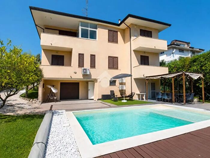 Casa con 10 locali in vendita in Via Celestino, Tortoreto