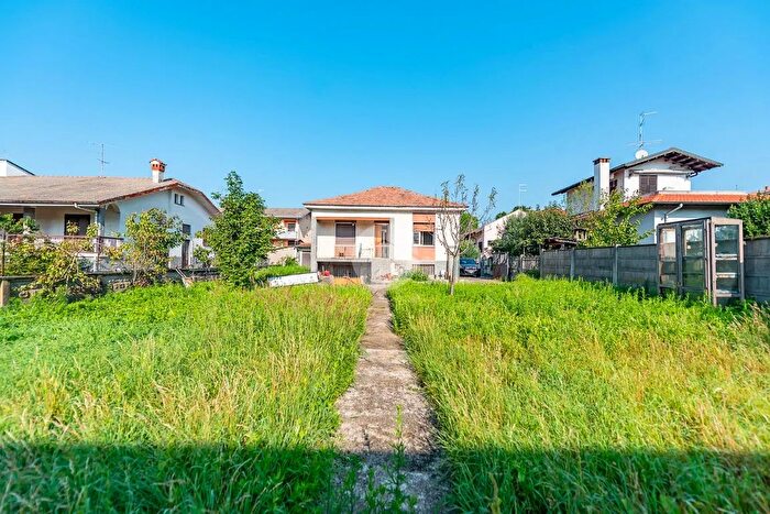 Casa trilocale in vendita in Via Pietro Madonini, Uboldo