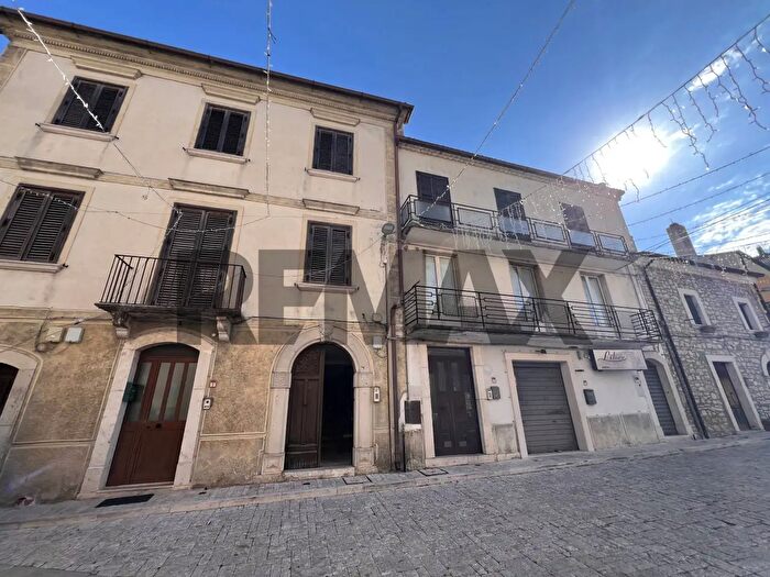 Appartamento con 6 locali in vendita in Piazza Urbano De Agostini, Campolattaro