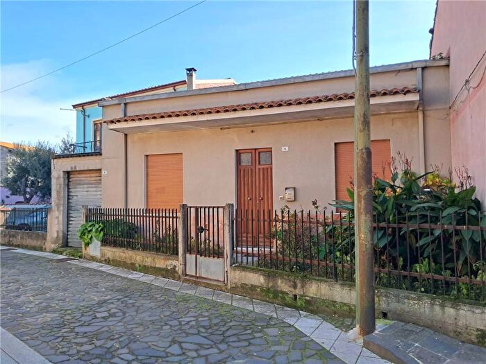 Casa con 5 locali in vendita in Ollastra