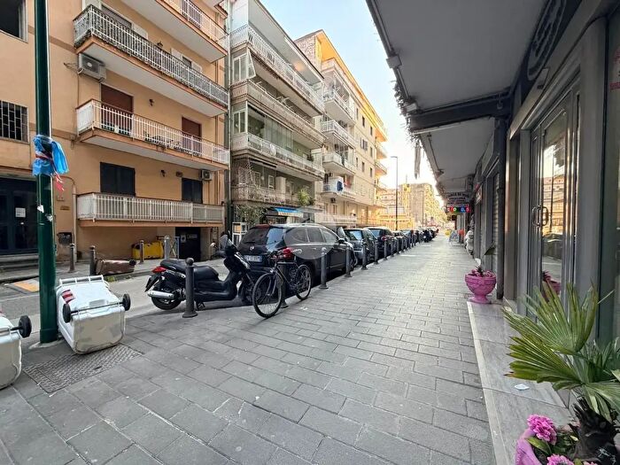 Appartamento trilocale in vendita in Via Empedocle, Napoli